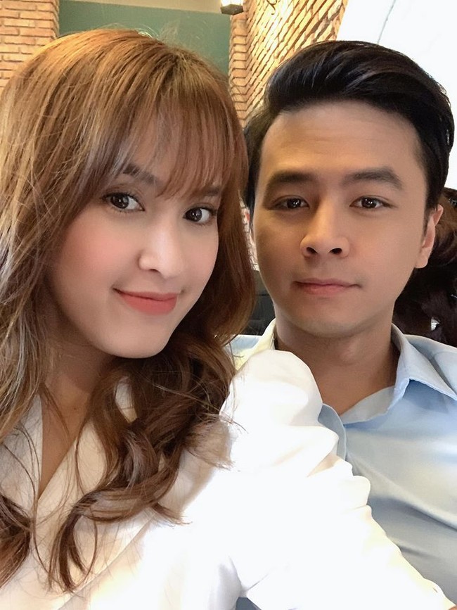 Tú Vi và ông xã tranh thủ chụp ảnh selfie.