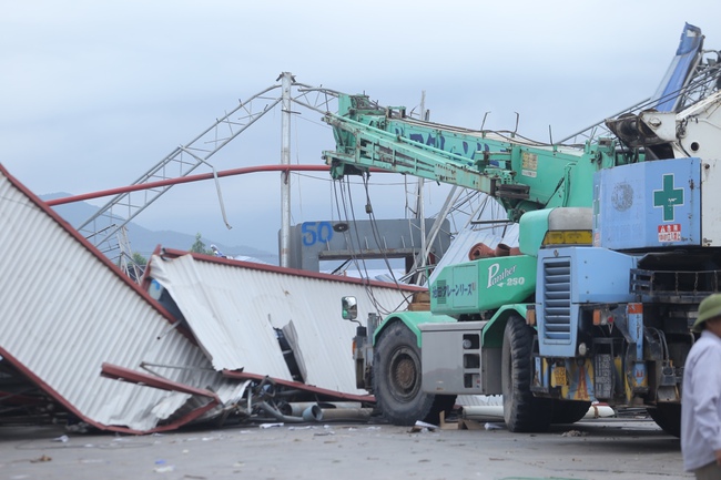 Người sống sót khi bị lốc xoáy cuốn đi ở Vĩnh Phúc: &quot;Tôi chỉ kịp chui xuống đống lá để tự cứu lấy mạng mình, nghĩ cả gia đình không còn ai sống sót&quot; - Ảnh 8.