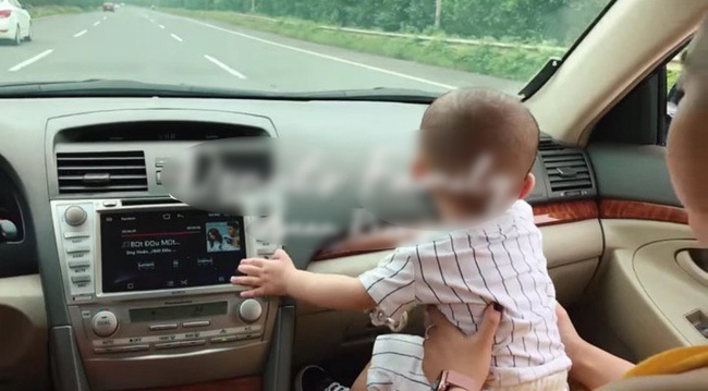 Cảnh báo: Đoạn clip khiến nhiều người sửng sốt vì bố mẹ cho con nhỏ ngồi trong xe ô tô với tư thế nguy hiểm - Ảnh 1.