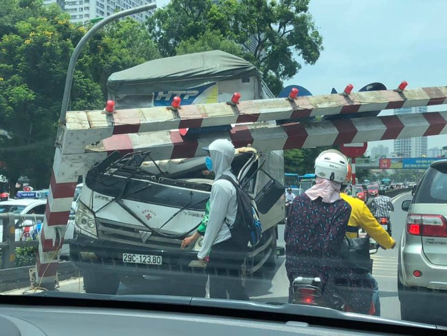 Hà Nội: Thanh chắn cầu vượt bi sập suýt trúng người đi đường - Ảnh 3.