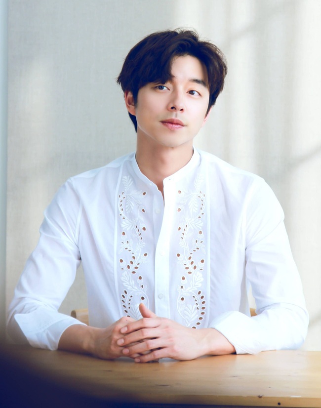 2. Gong Yoo: Ở ngưỡng tuổi 41, Gong Yoo so với nhiều ngôi sao khác lại càng mang nét thành thục hơn hẳn. Chính sự thành thục ấy lại chính là nét hấp dẫn của Gong Yoo, khiến anh trở thành “người chồng quốc dân” trong mắt nhiều cô gái.