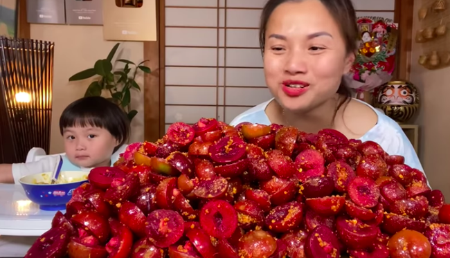 Quỳnh Trần JP khiến fan "chảy nước miếng" khi l&agrave;m m&oacute;n mận rắc muối t&ocirc;m, nhưng gi&aacute; của loại quả n&agrave;y khi b&aacute;n ở Nhật mới g&acirc;y ch&uacute; &yacute; - Ảnh 3.