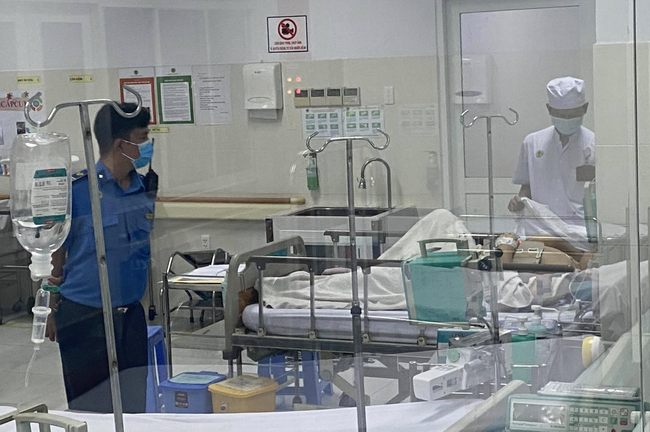 Bé trai cuối cùng trong vụ cây phượng ngã đè 18 học sinh thương vong điều trị ở BV Nhi Đồng 2 xuất viện - Ảnh 2.
