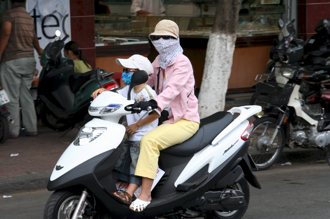 Chở con bằng xe máy dưới trời nắng nóng, cha mẹ cần lưu ý những điểm sau để trẻ không bị say nắng hay sốc nhiệt - Ảnh 2.
