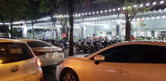 Xe máy, oto xếp hàng dài trước cửa các quán nhậu mỗi chiều tan tầm : "Làm cốc cho mát rồi về nhà chứ không nhậu nhẹt gì" - Ảnh 10. Xe máy, oto xếp hàng dài trước cửa các quán nhậu mỗi chiều tan tầm : "Làm cốc cho mát rồi về nhà chứ không nhậu nhẹt gì" - Ảnh 10.