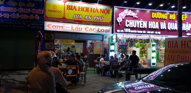 Xe máy, oto xếp hàng dài trước cửa các quán nhậu mỗi chiều tan tầm : "Làm cốc cho mát rồi về nhà chứ không nhậu nhẹt gì" - Ảnh 5. Xe máy, oto xếp hàng dài trước cửa các quán nhậu mỗi chiều tan tầm : "Làm cốc cho mát rồi về nhà chứ không nhậu nhẹt gì" - Ảnh 5.