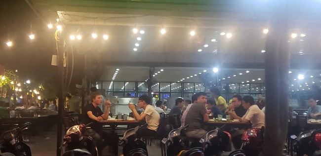 Xe máy, oto xếp hàng dài trước cửa các quán nhậu mỗi chiều tan tầm : "Làm cốc cho mát rồi về nhà chứ không nhậu nhẹt gì" - Ảnh 8. Xe máy, oto xếp hàng dài trước cửa các quán nhậu mỗi chiều tan tầm : "Làm cốc cho mát rồi về nhà chứ không nhậu nhẹt gì" - Ảnh 8.