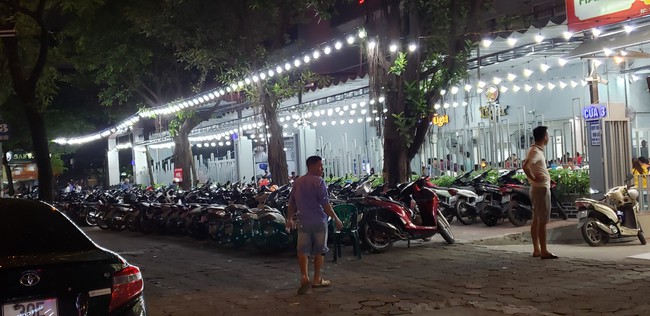 Xe máy, oto xếp hàng dài trước cửa các quán nhậu mỗi chiều tan tầm : "Làm cốc cho mát rồi về nhà chứ không nhậu nhẹt gì" - Ảnh 4. Xe máy, oto xếp hàng dài trước cửa các quán nhậu mỗi chiều tan tầm : "Làm cốc cho mát rồi về nhà chứ không nhậu nhẹt gì" - Ảnh 4.