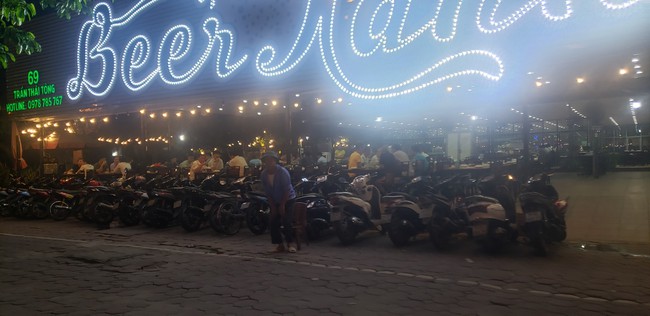 Xe máy, oto xếp hàng dài trước cửa các quán nhậu mỗi chiều tan tầm : "Làm cốc cho mát rồi về nhà chứ không nhậu nhẹt gì" - Ảnh 3. Xe máy, oto xếp hàng dài trước cửa các quán nhậu mỗi chiều tan tầm : "Làm cốc cho mát rồi về nhà chứ không nhậu nhẹt gì" - Ảnh 3.