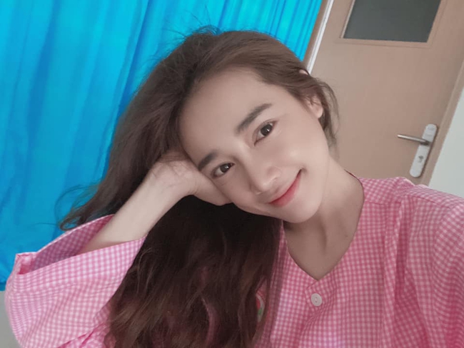 Lộ ảnh nhan sắc của Nhã Phương qua camera thường, liệu có "thần thánh" như được tung hô lâu nay? - Ảnh 6. Lộ ảnh nhan sắc của Nhã Phương qua camera thường, liệu có "thần thánh" như được tung hô lâu nay? - Ảnh 6.