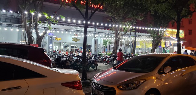 Xe máy, oto xếp hàng dài trước cửa các quán nhậu mỗi chiều tan tầm : "Làm cốc cho mát rồi về nhà chứ không nhậu nhẹt gì" - Ảnh 11. Xe máy, oto xếp hàng dài trước cửa các quán nhậu mỗi chiều tan tầm : "Làm cốc cho mát rồi về nhà chứ không nhậu nhẹt gì" - Ảnh 11.