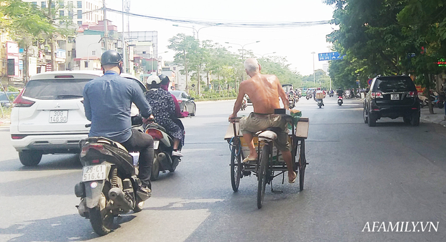 &quot;Dị nhân&quot; quanh năm cởi trần đạp xích lô tiếp tục xuất hiện dưới cái nóng 40 độ ở Hà Nội - Ảnh 6.