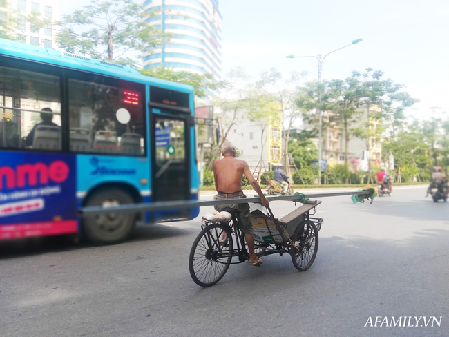 &quot;Dị nhân&quot; quanh năm cởi trần đạp xích lô tiếp tục xuất hiện dưới cái nóng 40 độ ở Hà Nội - Ảnh 5.