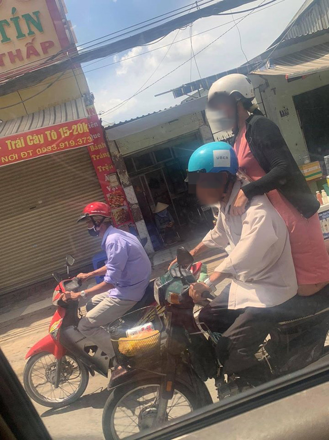 Đi xe máy dưới trời nắng cháy da, người phụ nữ có dáng ngồi khiến tất cả đều ngoái nhìn khó hiểu - Ảnh 2.