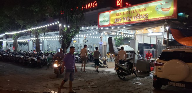 Xe máy, oto xếp hàng dài trước cửa các quán nhậu mỗi chiều tan tầm : "Làm cốc cho mát rồi về nhà chứ không nhậu nhẹt gì" - Ảnh 6. Xe máy, oto xếp hàng dài trước cửa các quán nhậu mỗi chiều tan tầm : "Làm cốc cho mát rồi về nhà chứ không nhậu nhẹt gì" - Ảnh 6.