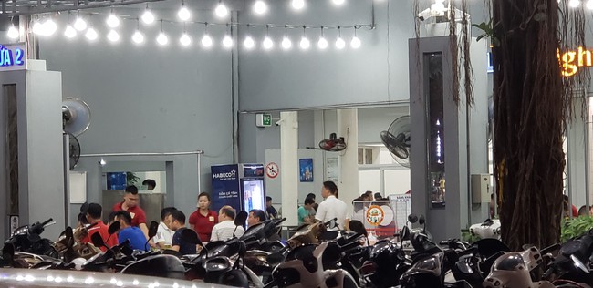 Xe máy, oto xếp hàng dài trước cửa các quán nhậu mỗi chiều tan tầm : "Làm cốc cho mát rồi về nhà chứ không nhậu nhẹt gì" - Ảnh 7. Xe máy, oto xếp hàng dài trước cửa các quán nhậu mỗi chiều tan tầm : "Làm cốc cho mát rồi về nhà chứ không nhậu nhẹt gì" - Ảnh 7.