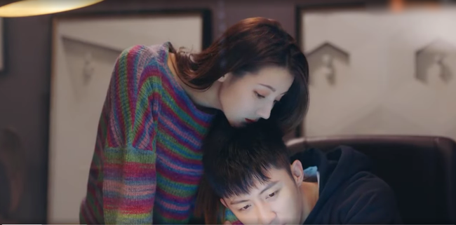 Địch Lệ Nhiệt Ba - Hoàng Cảnh Du ngày càng thân mật, công khai gặp gỡ bạn bè, ôm ấp quá dày đặc - Ảnh 5. Địch Lệ Nhiệt Ba - Hoàng Cảnh Du ngày càng thân mật, công khai gặp gỡ bạn bè, ôm ấp quá dày đặc - Ảnh 5.