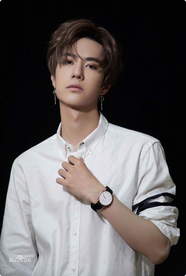 Sau bộ phim Trần tình lệnh, Vương Nhất Bác vươn lên trở thành tiểu thịt tươi nổi tiếng nhất nhì showbiz. Tuy tài nguyên không bằng Ngô Diệc Phàm nhưng con đường sự nghiệp của anh hiện tại rất ổn định. Sau bộ phim Trần tình lệnh, Vương Nhất Bác vươn lên trở thành tiểu thịt tươi nổi tiếng nhất nhì showbiz. Tuy tài nguyên không bằng Ngô Diệc Phàm nhưng con đường sự nghiệp của anh hiện tại rất ổn định.
