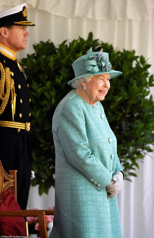 Nữ hoàng Anh chính thức xuất hiện sau thời gian dài ở ẩn với khí chất hơn người, ngầm thông báo về tương lai của hoàng gia - Ảnh 2.
