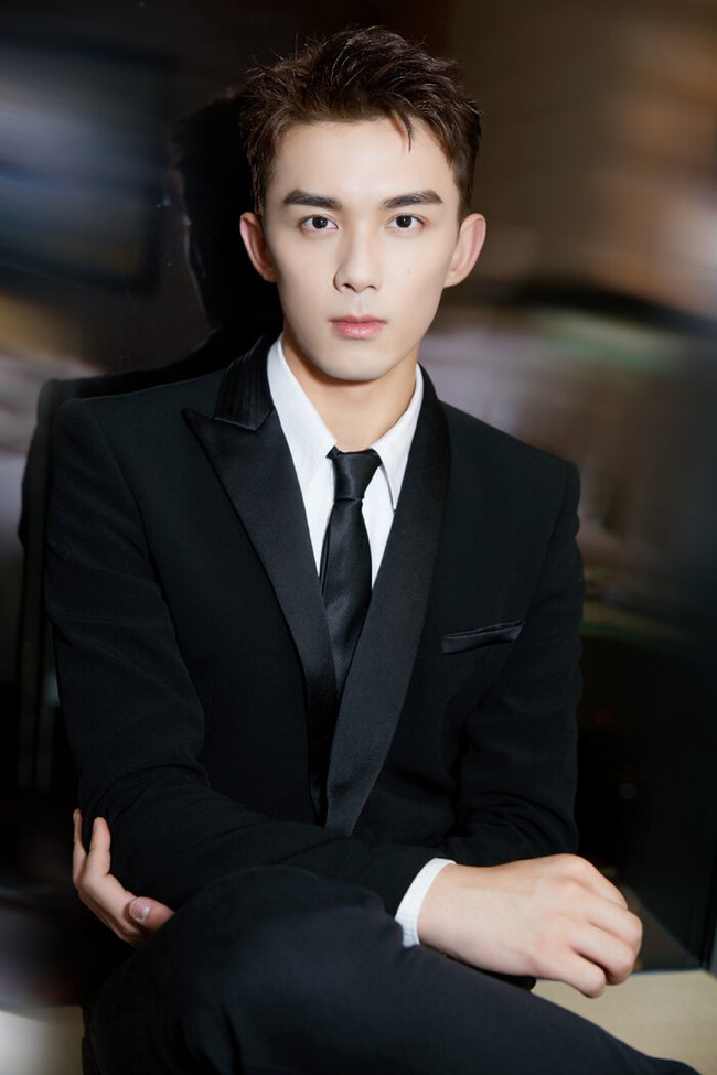 Dù tuổi đời còn trẻ nhưng Ngô Lỗi đã có nhiều năm kinh nghiệm trong nghề. Diễn xuất ấn tượng của anh trong các bộ phim luôn nhận được đánh giá cao từ phía khán giả. Dù tuổi đời còn trẻ nhưng Ngô Lỗi đã có nhiều năm kinh nghiệm trong nghề. Diễn xuất ấn tượng của anh trong các bộ phim luôn nhận được đánh giá cao từ phía khán giả.