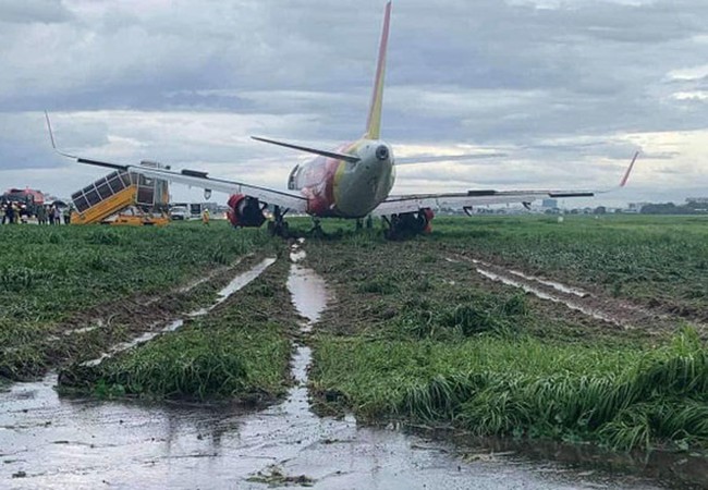 Đình chỉ và thu bằng lái đối với phi hành đoàn và phi công trong vụ máy báy chệch đường băng sân bay Tân Sơn Nhất - Ảnh 1.