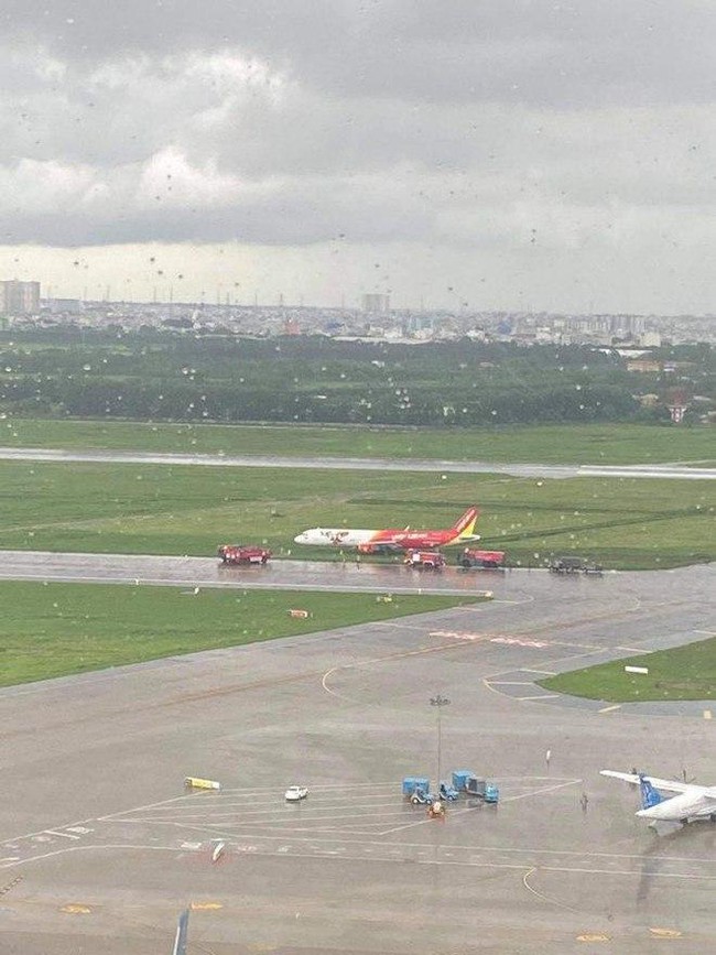 NÓNG: Máy bay Vietjet hạ cánh chệch đường băng sân bay Tân Sơn Nhất - Ảnh 4.