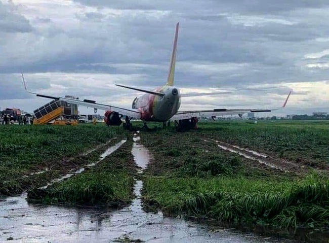Máy bay trượt bánh lao ra khỏi đường băng do mưa lớn, sân bay Tân Sơn Nhất tạm dừng hoạt động - Ảnh 1.