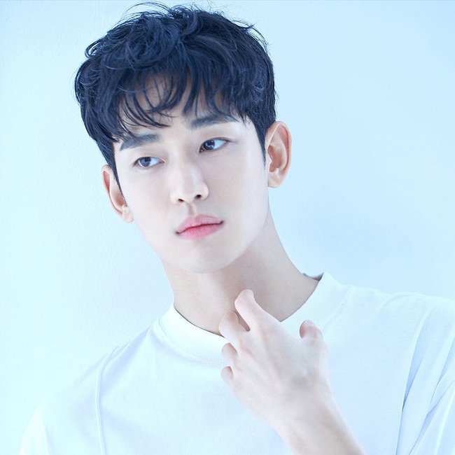 Nửa đêm không ngủ, &quot;cụ giáo&quot; Kim Soo Hyun âm thầm tung loạt ảnh mới, đỉnh cao thế nào mà netizen khen khí chất nam thần không thua gì Lee Min Ho?  - Ảnh 4.