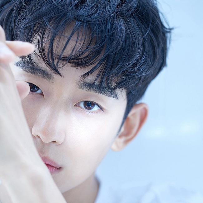 Nửa đêm không ngủ, &quot;cụ giáo&quot; Kim Soo Hyun âm thầm tung loạt ảnh mới, đỉnh cao thế nào mà netizen khen khí chất nam thần không thua gì Lee Min Ho?  - Ảnh 5.