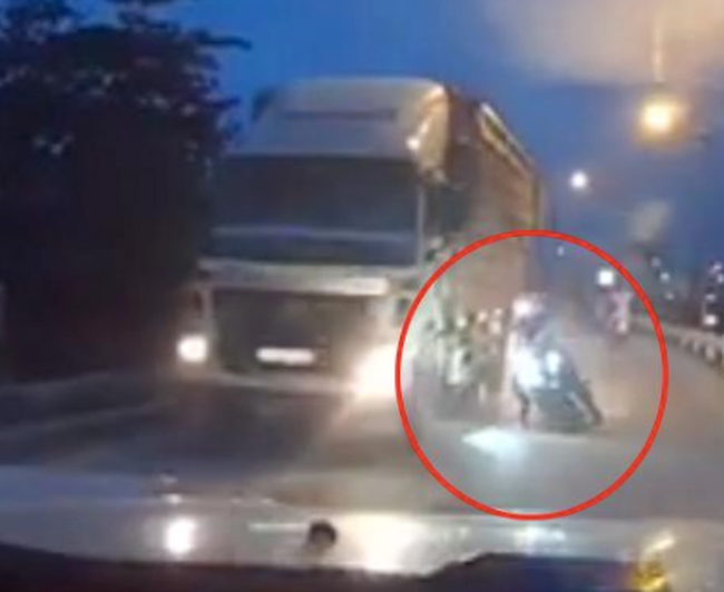 Thanh niên đi xe máy ngã xuống đường đúng lúc chiếc xe tải chạy qua, khoảnh khắc sau đó khiến bất cứ ai thấy cũng rủn người, kinh sợ - Ảnh 2.