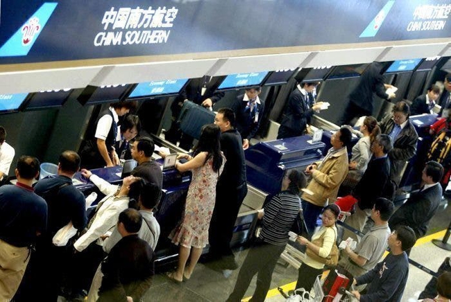 Chỉ ngồi ở nhà ngóng thời tiết để dự báo chuyến bay bị huỷ, người phụ nữ kiếm cả chục tỷ đồng và cái kết bẽ bàng trong đồn cảnh sát - Ảnh 2. Chỉ ngồi ở nhà ngóng thời tiết để dự báo chuyến bay bị huỷ, người phụ nữ kiếm cả chục tỷ đồng và cái kết bẽ bàng trong đồn cảnh sát - Ảnh 2.