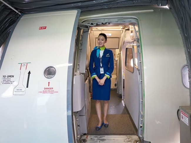 Tiếp viên hàng không ở Hàn Quốc: Công việc đẳng cấp trong mơ nhưng chịu áp lực nhan sắc, có cả gói phẫu thuật thẩm mỹ riêng - Ảnh 6.