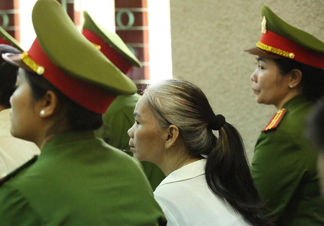 Bùi Thị Kim Thu diện mạo khác lạ, tóc bạc trắng trong phiên  tòa phúc thẩm vụ sát hại nữ sinh giao gà ở Điện Biên - Ảnh 3.