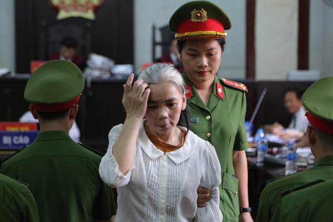 Bùi Thị Kim Thu diện mạo khác lạ, tóc bạc trắng trong phiên  tòa phúc thẩm vụ sát hại nữ sinh giao gà ở Điện Biên - Ảnh 4.
