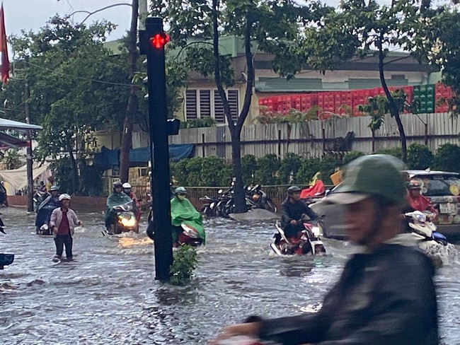 TP.HCM lại mưa lớn khủng khiếp, nước tràn cả sân bệnh viện, nhiều người chết máy xe vật lộn về nhà giữa biển nước - Ảnh 9.