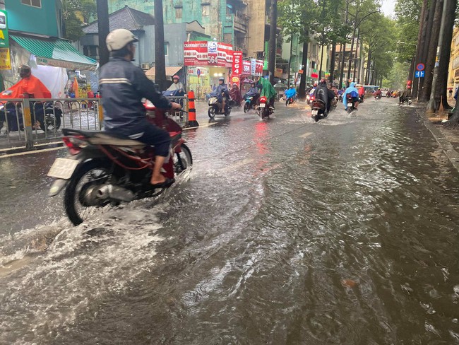 TP.HCM lại mưa lớn khủng khiếp, nước tràn cả sân bệnh viện, nhiều người chết máy xe vật lộn về nhà giữa biển nước - Ảnh 8.