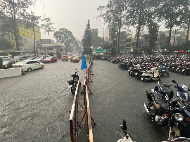 TP.HCM lại mưa lớn khủng khiếp, nước tràn cả sân bệnh viện, nhiều người chết máy xe vật lộn về nhà giữa biển nước - Ảnh 7.
