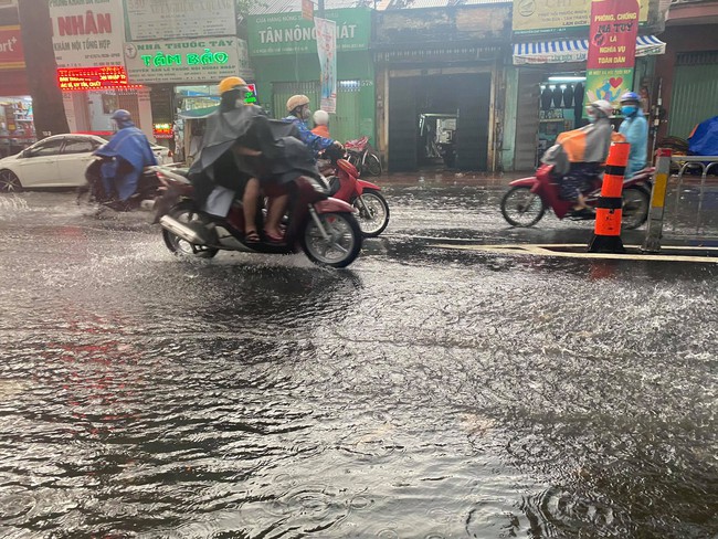 TP.HCM lại mưa lớn khủng khiếp, nước tràn cả sân bệnh viện, nhiều người chết máy xe vật lộn về nhà giữa biển nước - Ảnh 11.