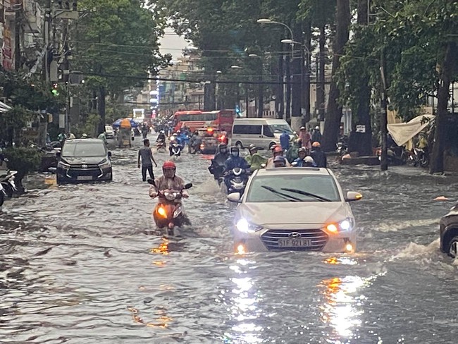 TP.HCM lại mưa lớn khủng khiếp, nước tràn cả sân bệnh viện, nhiều người chết máy xe vật lộn về nhà giữa biển nước - Ảnh 6.