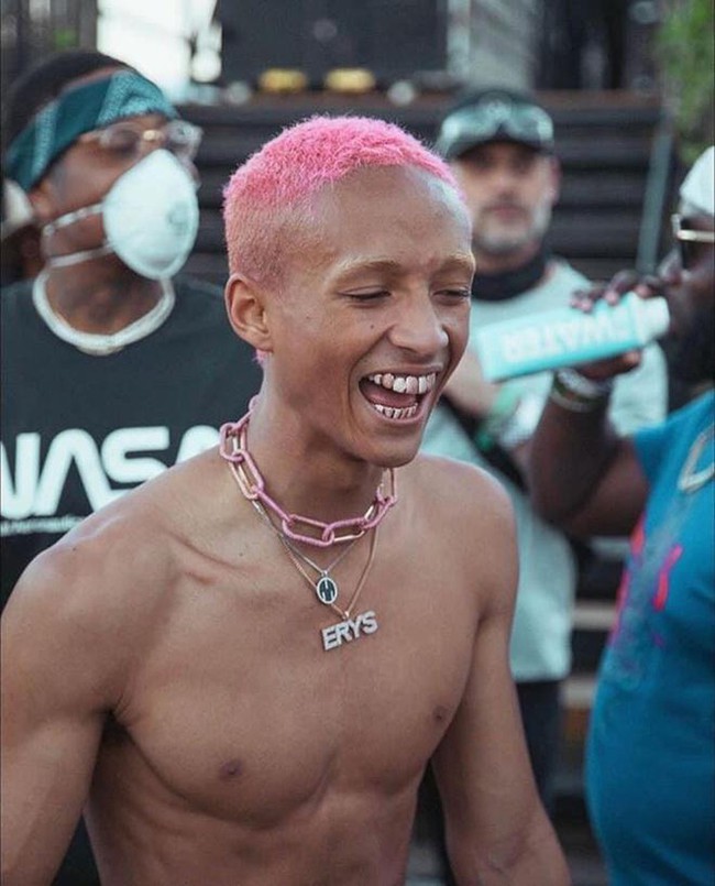 Jaden Smith - con trai Will Smith: Từ cậu bé khiến bố mẹ bị mắng chửi là người &quot;không biết dạy con&quot; cho tới biểu tượng truyền cảm hứng cho cộng đồng LGBT - Ảnh 12.