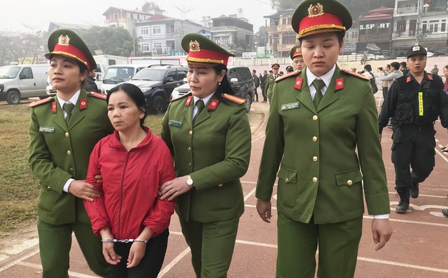 Bùi Thị Kim Thu diện mạo khác lạ, tóc bạc trắng trong phiên  tòa phúc thẩm vụ sát hại nữ sinh giao gà ở Điện Biên - Ảnh 2.