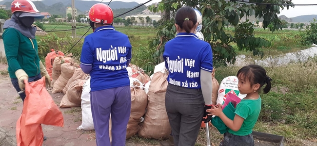 Người phụ nữ cùng chồng &quot;vác tù và hàng tổng&quot;, gửi con mắc bệnh hiểm nghèo đi... nhặt rác - Ảnh 8.