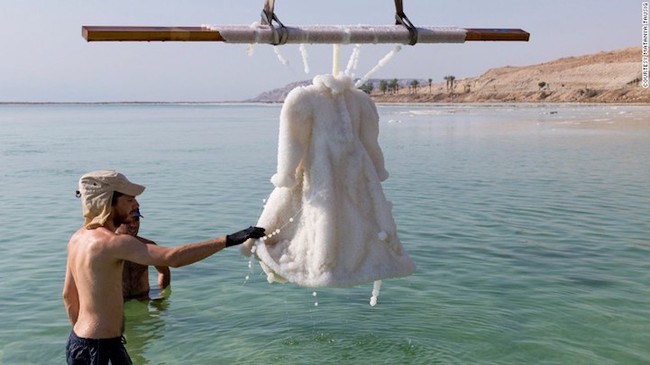 Bị ngâm trong Biển Chết suốt 3 tháng, chiếc đầm đen hóa trắng muốt, lấp lánh như pha lê - Ảnh 5.