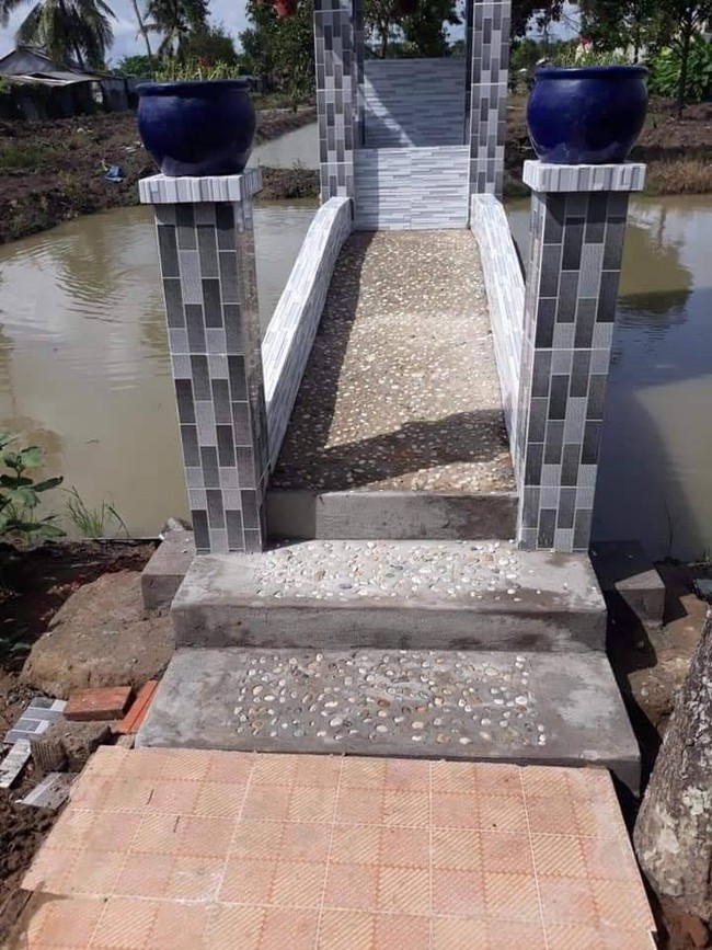 Mẫu nhà vệ sinh "cầu tõm" ở miền Tây bất ngờ được nâng cấp với phiên bản cực sang chảnh, gây sốt cộng đồng mạng - Ảnh 3. Mẫu nhà vệ sinh "cầu tõm" ở miền Tây bất ngờ được nâng cấp với phiên bản cực sang chảnh, gây sốt cộng đồng mạng - Ảnh 3.