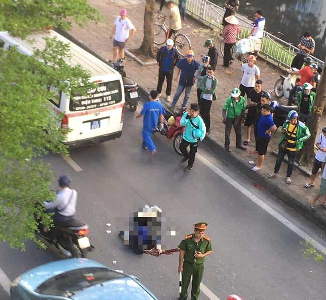 Hà Nội: Một nữ sinh đang tham gia giao thông tự ngã xuống đường tử vong - Ảnh 1.