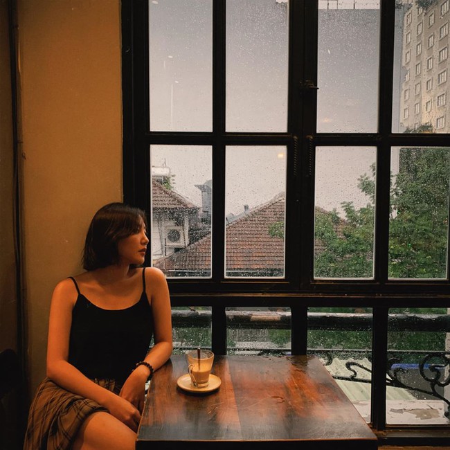 Văn Mai Hương đăng ảnh ngồi ngắm mưa cùng dòng chú thích: Mưa chỉ yêu một mình mưa mà thôi.