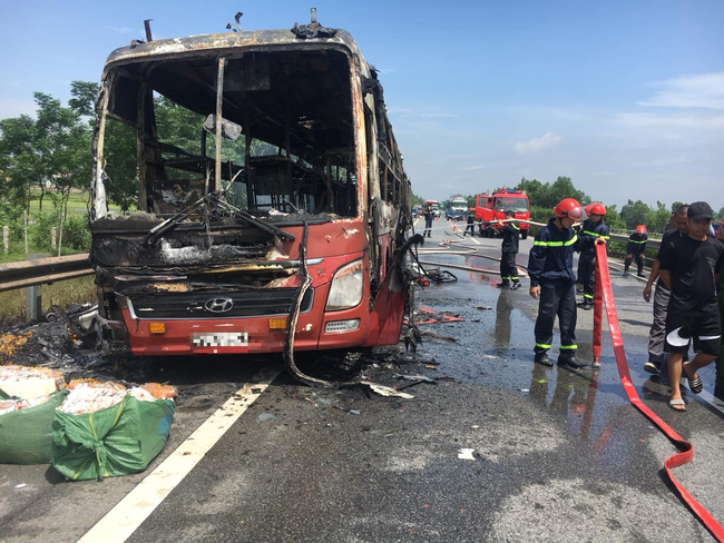 Cháy xe khách trên cao tốc, hành khách may mắn thoát nạn - Ảnh 1.