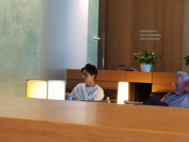 Diện mạo thật ở tuổi U40 của Hyun Bin được tiết lộ qua hình ảnh do người qua đường chụp - Ảnh 2.