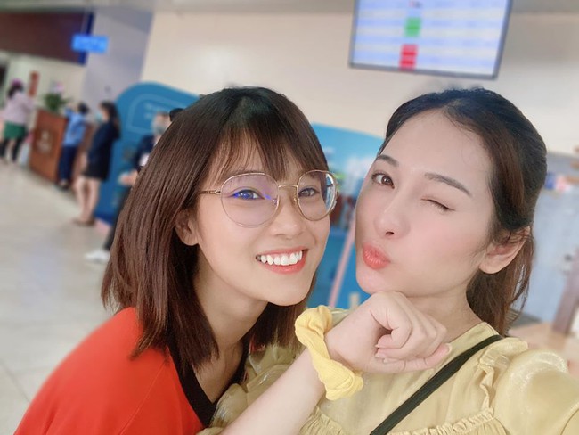 Sara Lưu và Hoàng Yến Chibi tình cờ gặp nhau: Không hẹn mà gặp bay cùng chuyến đi Nha Trang.