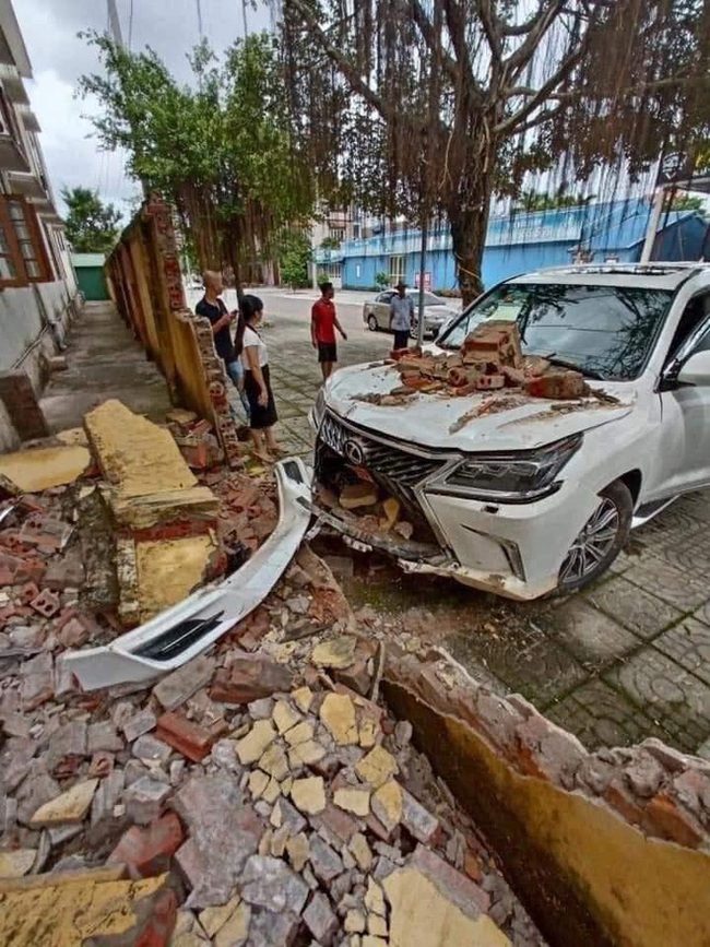 Xe Lexus tiền tỷ đâm sập hàng rào, hư hỏng phần đầu nhưng nguyên nhân vụ việc mới là vấn đề gây đau đầu hơn cả - Ảnh 2.